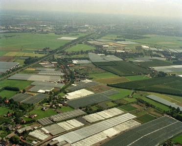 805875 Luchtfoto van het tuinbouwgebied met kassen aan de Alendorperweg en Utrechtseweg (links) te Vleuten (gemeente ...